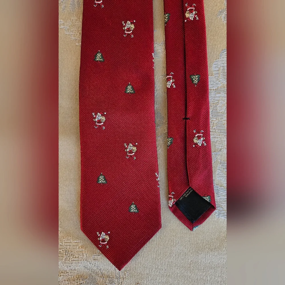 Brooks Brothers silk boys tie (46in), novelty Santa holiday print